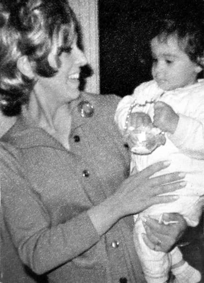 1) Gaby, en diciembre de 1970, con apenas ocho meses, en brazos de su mamá, Beatriz Garófalo.