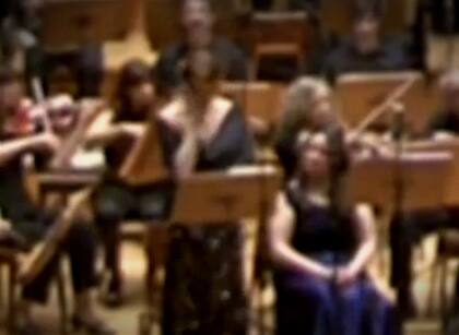 La cantante expresa su malestar mientras interpreta los acordes finales del requiem de Verdi y se lleva la mano a la sien derecha en señal de dolor