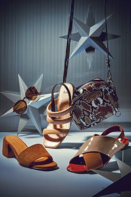 1. Lentes de sol con armazón carey mate (Hardem). 2. Sandalia con tiras acolchadas de cuero (Mishka). 3. Sandalias de cuero gamuzadas (Giesso). 4. Bandolera de cuero reptil (Vitamina). 5. Sandalia de charol y gamuza (Mishka).