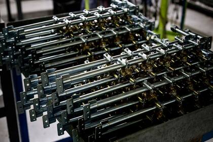 1. Stock intermedio de barrales con válvulas que regulan el flujo de gas hacia las hornallas.