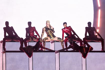 10 bailarines siguieron a la estrella pop durante casi todo el show
