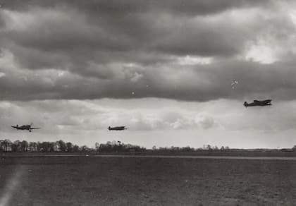 10 de abril de 1942. Tres Spitfires de la sección danesa despegan para su vuelo de bautismo en el aeródromo de Ibsley perteneciente a la Royal Air Force. (Biblioteca Real de Copenhague).