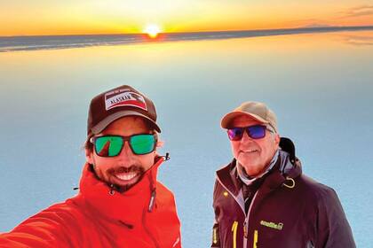 10 de abril. Padre e hijo en el Salar de Uyuni, en Bolivia.
