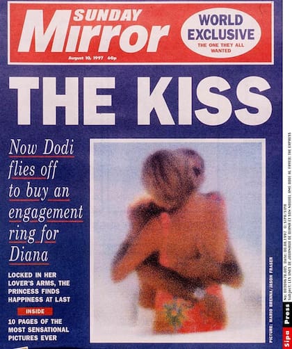 10 de agosto de 1997. El Sunday Mirror lleva en portada una foto reveladora, la primera imagen de la princesa Diana con su novio, Dodi Al-Fayed. Por la imagen, llamada "The Kiss", se pagaron 5 millones de dólares