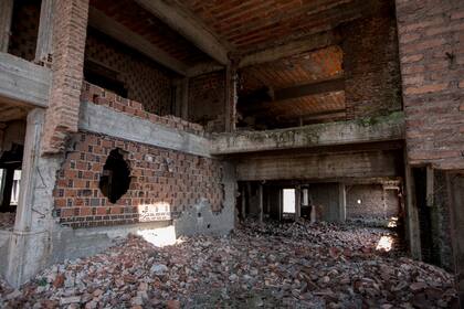 10 de febrero, 2018 – El esqueleto del edificio será demolido de forma manual, por seguridad, debido a que el hospital se encuentra a pocos metros de las casas de la Villa 15.