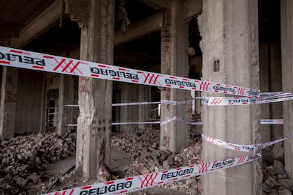 10 de febrero, 2018 – La cinta de peligro delimita hasta dónde se puede circular por el segundo piso del Elefante Blanco. A mediados de 2017, el Gobierno de la Ciudad aprobó la ley de demolición.