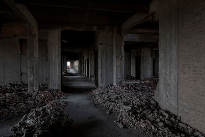 10 de febrero, 2018 – Los pasillos del hospital hoy se encuentran llenos de escombros. En 2007, el exjefe de gobierno porteño Jorge Telerman le cedió una parte del edificio a la Fundación Madres de Plaza de Mayo. La organización instaló un jardín.