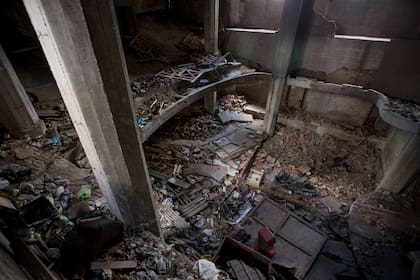 10 de febrero, 2018 – Los restos de las casas adentro del Elefante. El proyecto fue ideado en 1923 para la Liga Argentina contra la Tuberculosis. Las obras comenzaron en 1935, pero pocos años después se detuvieron por falta de presupuesto. Retomado durante las dos primeras presidencias de Perón.