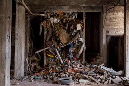 10 de febrero, 2018 – Maderas, cartones, colchones, cables, ropa, y una rueda, adentro del hueco adonde iría un ascensor, son los restos que quedan de las personas que vivieron ahí.