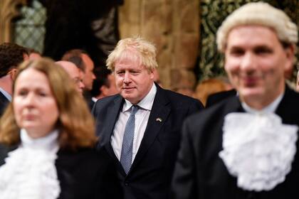 10 May 2022, United Kingdom, London: UK's Prime Minister Boris Johnson (C) walks through the Members' Lobby at the Palace of Westminster ahead of the State Opening of Parliament in the House of Lords. For the first time in more than half a century, the new session of the British Parliament will open without Queen Elizabeth II. Photo: Toby Melville/PA Wire/dpa