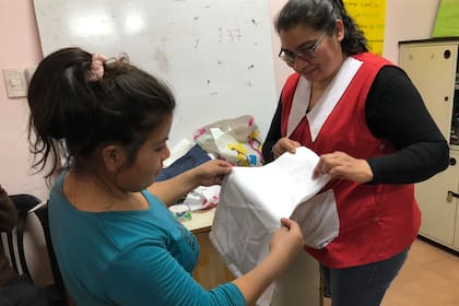 Cerca de 100 mujeres participan del taller de artesanías en la sede de Monte Quemado