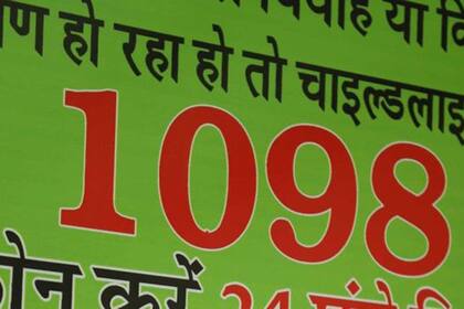 1098, el número de una línea de atención telefónica infantil en India, se anuncia en carteles y libros para conseguir que los niños lo recuerden en caso de necesidad. (Foto: Peter Leng / Neha Sharma)