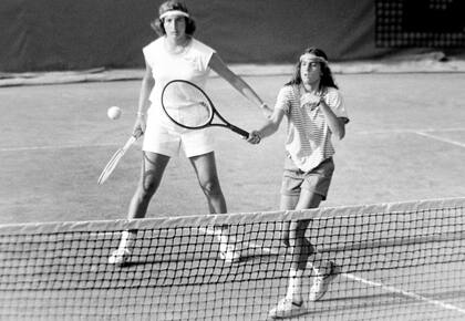 11) Aun siendo junior, en mayo de 1985, Sabatini jugando el dobles profesional de Roland Garros, junto con su compatriota y amiga, Mercedes Paz.