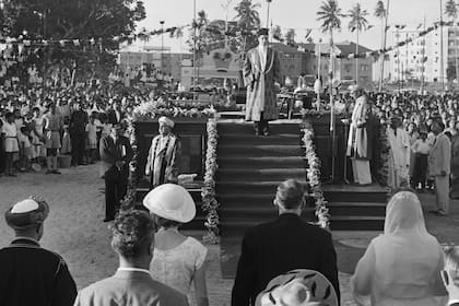 11 de julio de 1957. El príncipe arim Aga Khan es entronizado como el 49° Imán hereditario de la comunidad chií ismaelita en Dar es-Salam, Tanzania.