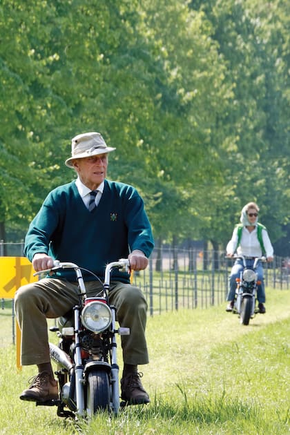 11 de mayo de 2006. El príncipe Felipe y Penelope (Penny) Knatchbull a bordo de dos minimotos Easy-Rider durante el Royal Windsor Horse Show, en Home Park. 