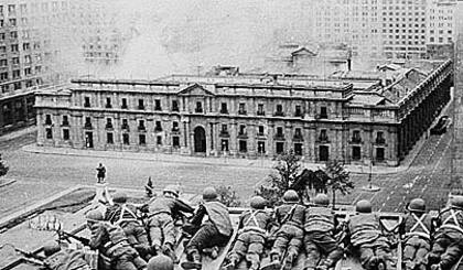11 de septiembre de 1973. Tropas del ejército comandado por el general Augusto Pinochet atacan el Palacio de La Moneda, en Santiago