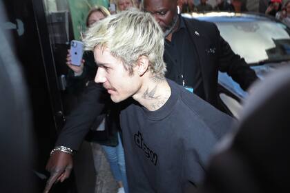 Justin Bieber, asediado por los fans y la prensa, mientras llegaba a un club nocturno de Mayfair, Londres