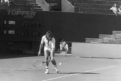 11) Guillermo Vilas en un partido con Ricardo Cano en un Buenos Aires Lawn Tennis despoblado. Fue el 17 de abril de 1975, en un torneo de exhibición.