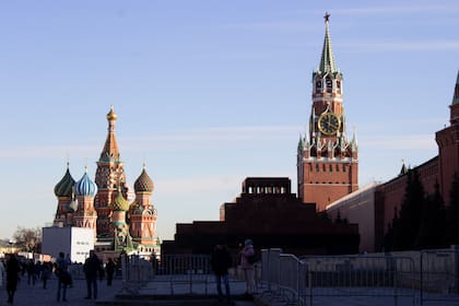 11 March 2022, Russia, Moscow: The St. Basil cathedral and a Kremlin tower are seen on the Red Square in Moscow. A great many foreign brands have been suspending business in Russia in light of the country's ongoing military campaign in neighbouring Ukraine. Photo: Vlad Karkov/SOPA Images via ZUMA Press Wire/dpa