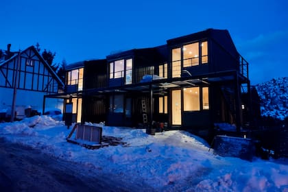 110 días le llevó a la firma Idero construir un mini hotel de 20 módulos en la base del Cerro Catedral. La estética -queda a la vista- resulta imbatible. Y el aislamiento térmico es extraordinario.