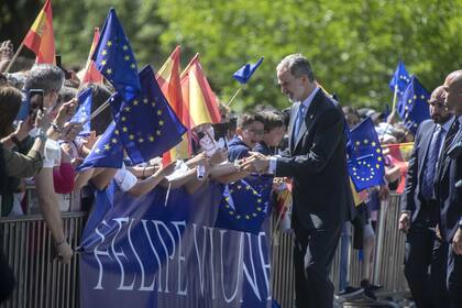 11/05/2022 El Rey Felipe VI saluda a varios niños, a su llegada al acto de entrega del XV Premio Europeo Carlos V al Foro Europeo de la Discapacidad, en el Real Monasterio de Yuste, a 11 de mayo de 2022, en Cuacos de Yuste, Cáceres, Extremadura (España).