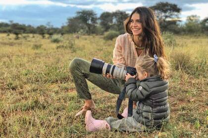 Zaira ayuda a su heredera "Mali" a sacarle una foto a los elefantes