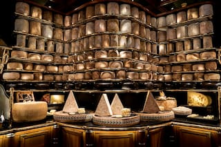 Viaje en el tiempo en el restaurante francés con más de 110 tipos de quesos