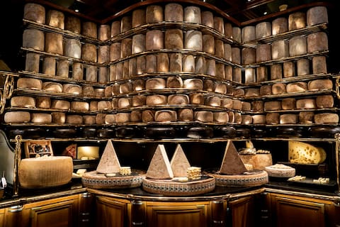 Viaje en el tiempo en el restaurante francés con más de 110 tipos de quesos