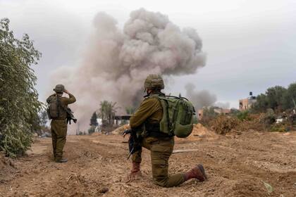 11/12/2023 Militares israelíes en la Franja de Gaza.  El Ejército de Israel ha confirmado este lunes por la mañana la muerte de cuatro militares durante los combates en la Franja de Gaza, lo que eleva la cifra de fallecidos en la ofensiva terrestre a 101 desde su inicio el pasado 27 de octubre.  POLITICA ASIA ORIENTE PRÓXIMO ASIA ORIENTE PRÓXIMO ISRAEL INTERNACIONAL FUERZAS DE DEFENSA DE ISRAEL (FDI)