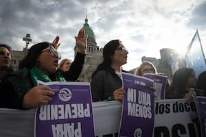 Tras el femicidio de Agostina, empiezan a convocarse los primeros grupos de mujeres frente al Congreso