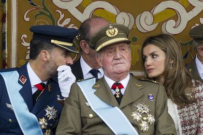 El príncipe Felipe, el rey de España Juan Carlos y la princesa Letizia asisten a un desfile militar en Madrid, el 12 de octubre 2012