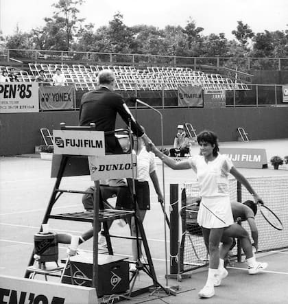 12) El saludo de Sabatini al umpire, en Tokio, tras vencer en la final a Linda Gates (EE.UU.) por 6-3 y 6-4. El Abierto de Japón y Asia fue el primer título profesional de Gaby.