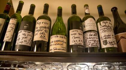 Las botellas firmadas decoran el salón y le dan fama internacional