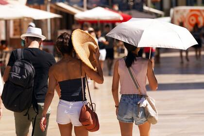12/07/2024 Imágenes de personas por las calles de Málaga en plena ola de calor, a 12 de julio de 2024, en Málaga, Andalucía (España)