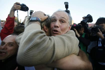 Alejandro Sabella abraza a Gastón Fernández, uno de los futbolistas con los que se sintió más identificado por la coincidencia de sus carreras en River y Estudiantes