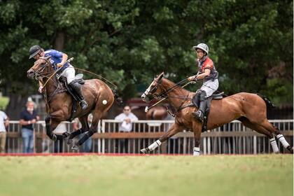 Cogote de Francisco Elizalde, la revelación de Murus Sanctus en la temporada, ante Facundo Fernández Llorente.