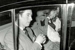13 de febrero de 1975. El príncipe Carlos y Camila Parker Bowles salen de un teatro en el West End de Londres. Ella estaba casada con Andrew Parker Bowles, padre de sus dos hijos (Photo by Derek Hudson/Getty Images)