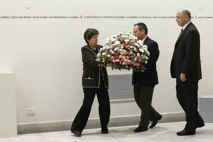 13 de septiembre de 2010. Héctor Timerman con la embajadora de Estados Unidos y el presidente de la AMIA Guillermo Borger en un homenaje a las víctimas del atentado