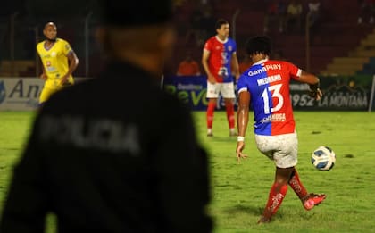 13 y 18: lo que el regreso al fútbol de los "números prohibidos" dice del fin del poder de las maras en El Salvador.