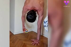Esta talentoso joven se hizo viral después de resolver un cubo de Rubik mientras hacía el pino con una sola mano