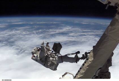 13/05/2021 Un astronauta durante una actividad extravehicular, de las conocidas como "caminata espacial"