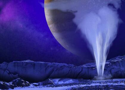 13/10/2022 Esta ilustración muestra una columna de vapor de agua que podría emitirse potencialmente desde la superficie helada de Europa, la luna de Júpiter. (NASA)