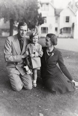 14 de noviembre de 1937. El duque de Kent (19021942) con su esposa, la princesa Marina, y su hijo, el príncipe Eduardo, en el jardín de su casa de campo Coppins, en Iver, Buckinghamshire