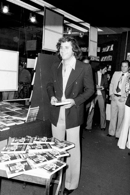 14) Furor: la fiebre del tenis ya prendió en la Argentina por Guillermo Vilas, que presenta su libro "Quién soy y cómo juego" a fines de 1975.