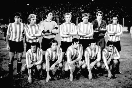 22) La formación para el duelo de vuelta en La Plata, el 15 de mayo de 1970; River comenzó ganando 1 a 0 con un gol de Oscar Más, pero el Pincha lo dio vuelta con tantos de Solari, Verón y Echecopar