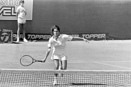14) Una acción de Sabatini durante la final de Buenos Aires 1986, ante Sánchez Vicario, en el court central del Buenos Aires Lawn Tennis Club.