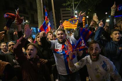 14/05/2023 Los hinchas del Barça en Canaletas SOCIEDAD LORENA SOPÊNA