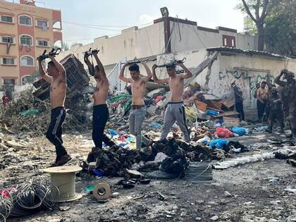 14/12/2023 Palestinos sin camiseta y sujetando armas por encima de su cabeza en una fotografía facilitada por el Ejército de Israel tras el asalto contra el Hospital Kamel Aduan, en el norte de la Franja de Gaza POLITICA ORIENTE PRÓXIMO ASIA ISRAEL INTERNACIONAL CUENTA EN X DEL EJÉRCITO DE ISRAEL (@IDFONLINE)