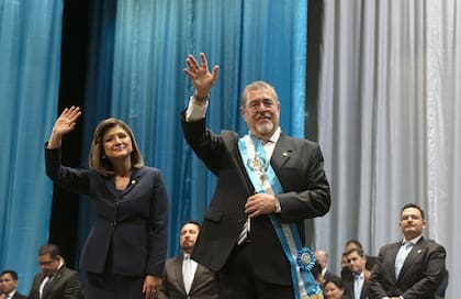 15 de enero de 2024, Guatemala, Ciudad de Guatemala: Bernardo Arévalo, nuevo presidente de Guatemala, saluda durante su ceremonia de inauguración en el Palacio Nacional. Photo: Sandra Sebastian/dpa�
