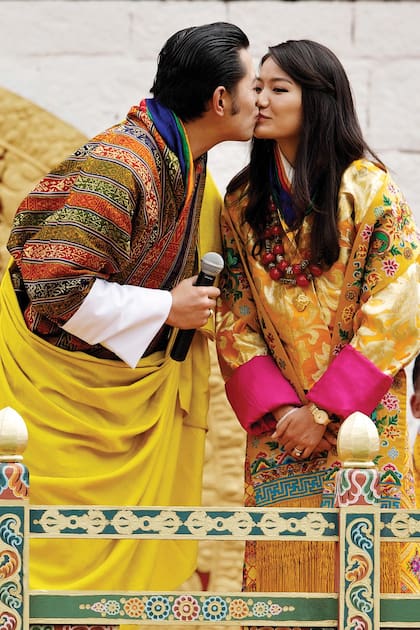 15 de octubre de 2011. El rey Jigme Khesar Namgyel Wangchuck y la reina Jetsun Pema en el estadio Chang Lime Thang, en Thimphu, Bután. Se trata del último día de celebraciones por su boda